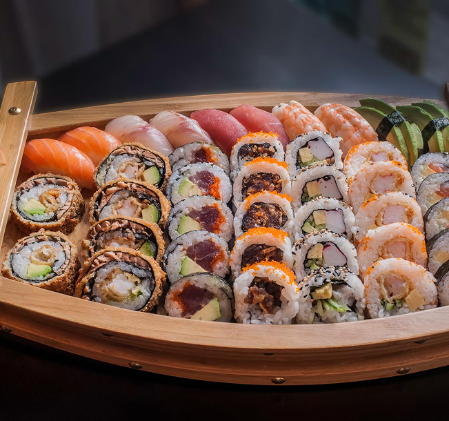 Selezione di sushi servita in una barca di legno